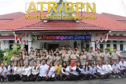 Jajaran BPN Kota Palangka Raya foto bersama usai kegiatan apel pagi. Semangat memberikan pelayanan bagi masyarakat. (Foto BPN Palangka Raya)