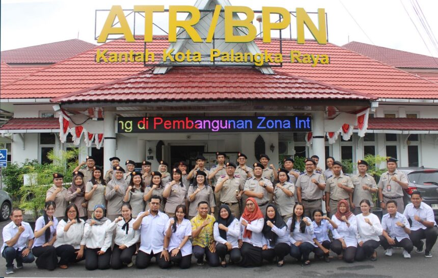 Jajaran BPN Kota Palangka Raya foto bersama usai kegiatan apel pagi. Semangat memberikan pelayanan bagi masyarakat. (Foto BPN Palangka Raya)