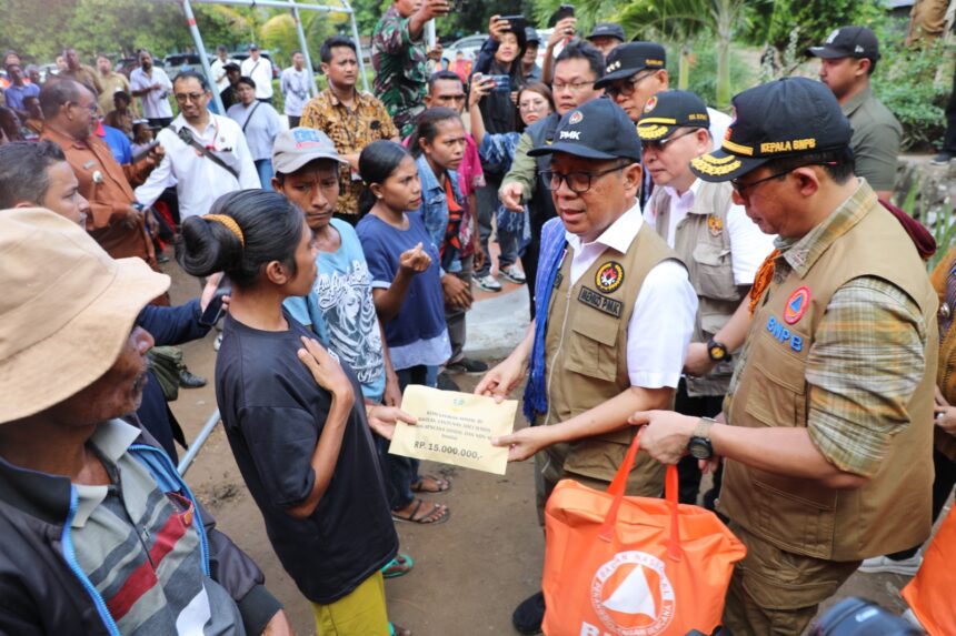 Menteri Koordinator Pembangunan Manusia dan Kebudayaan (Menko PMK), Pratikno bersama Kepala BNPB, Suharyanto dan Wakil Menteri Dalam Negeri, Bima Arya saat berdialog dengan warga terdampak konflik sosial di Kecamatan Adonara Barat, Flores Timur, Nusa Tenggara Timur, pada Senin (25/11/2024). Foto: Ist