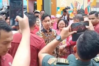 Wakil Presiden Republik Indonesia, Gibran Rakabuming Raka langsung saat menyambangi permukiman dan posko pengungsian warga terdampak banjir di Kebon Pala, Kampung Melayu, Jatinegara, Jakarta Timur, Kamis (28/11/2024). Foto: Ist