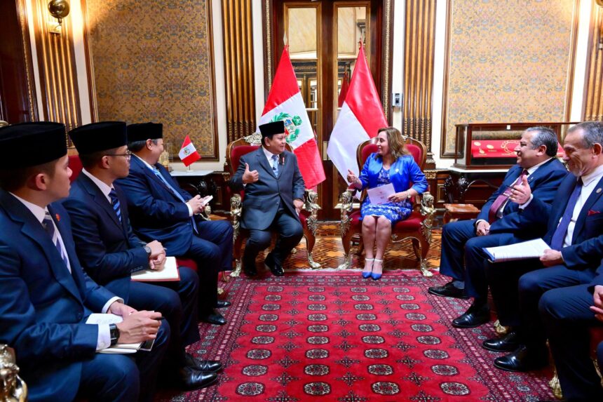 Presiden Republik Indonesia, Prabowo Subianto, menyampaikan ucapan terima kasih atas sambutan hangat yang diberikan oleh Presiden Republik Peru, Dina Boluarte, dalam kunjungan resminya, Kamis (14/11/2024). Foto: BPMI Setpres