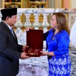 Dalam kunjungan resminya ke Peru, Presiden Republik Indonesia, Prabowo Subianto, dianugerahi tanda kehormatan tertinggi “Grand Cross of the Order of the Sun of Peru” oleh Pemerintah Peru. Penghargaan tersebut diberikan dalam upacara resmi di Istana Pemerintahan, Lima, Kamis (14/11/2024). Foto: BPMI Setpres/ Muchlis Jr