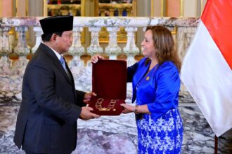 Dalam kunjungan resminya ke Peru, Presiden Republik Indonesia, Prabowo Subianto, dianugerahi tanda kehormatan tertinggi “Grand Cross of the Order of the Sun of Peru” oleh Pemerintah Peru. Penghargaan tersebut diberikan dalam upacara resmi di Istana Pemerintahan, Lima, Kamis (14/11/2024). Foto: BPMI Setpres/ Muchlis Jr