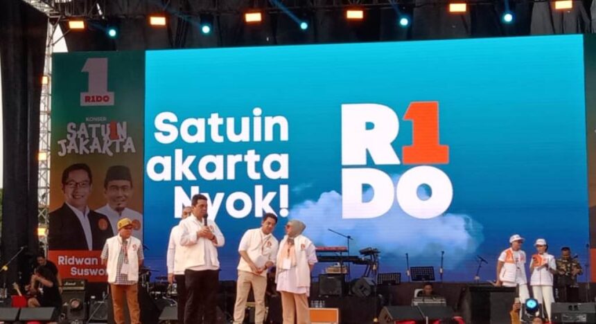 Ketua Tim Pemenangan RIDO, Ariza Patria saat berpidato di kampanye di lapangan Cenderawasih, Cengkareng, Jakarta Barat.(Foto sofian/ipol.id