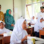 Pj Gubernur Sulbar, Bahtiar Baharuddin saat melakukan uji coba makan bergizi gratis siswa-siswi Madrasah.(Foto dok pemprov Sulbar