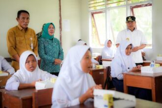 Pj Gubernur Sulbar, Bahtiar Baharuddin saat melakukan uji coba makan bergizi gratis siswa-siswi Madrasah.(Foto dok pemprov Sulbar