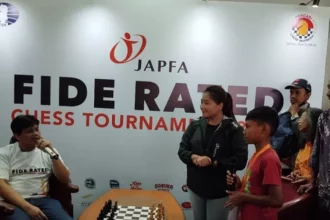 Di tengah-pelaksanaan JAPFA FIDE Rated Chess Tournament 2024, Grand Master Susanto Megaranto  memberikan coaching clinic kepada para pecatur di Gedung Serbaguna, Senayan, Jakarta, Minggu (17/11/2024) (ipol)