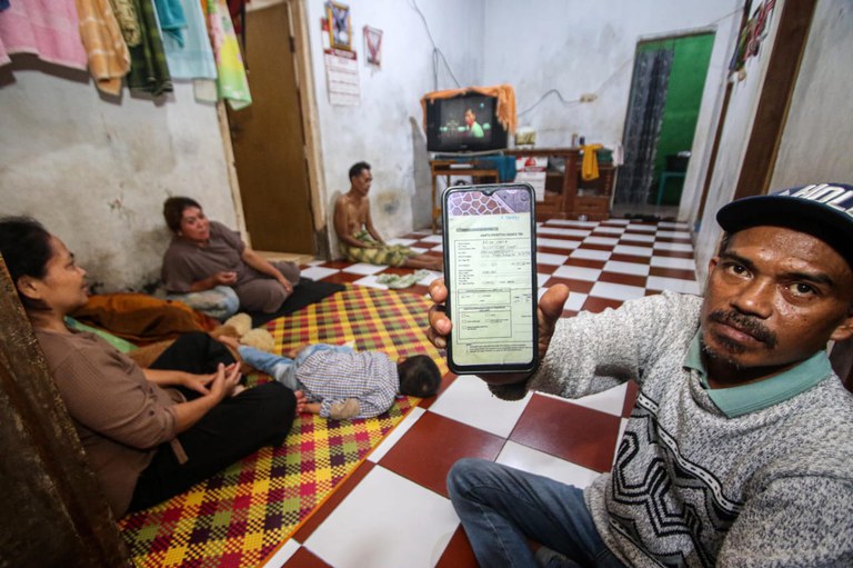 Edi Suriana, warga Desa Suralaya yang tinggal di dekat PLTU Suralaya, di Cilegon, Banten, memperlihatkan surat rujukan dokter untuk putranya yang menderita sesak napas, pada 20 Oktober 2024. Foto: Eko Siswono Toyudho/BenarNews