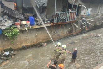 Sejumlah petugas Damkar berupaya memadamkan api yang melumat puluhan rumah semi permanen di RT 05/RW 01, Kelurahan Rawa Bunga, Kecamatan Jatinegara, Jakarta Timur, Minggu (24/11/2024) sekitar pukul 10.00 WIB. Foto: Ist