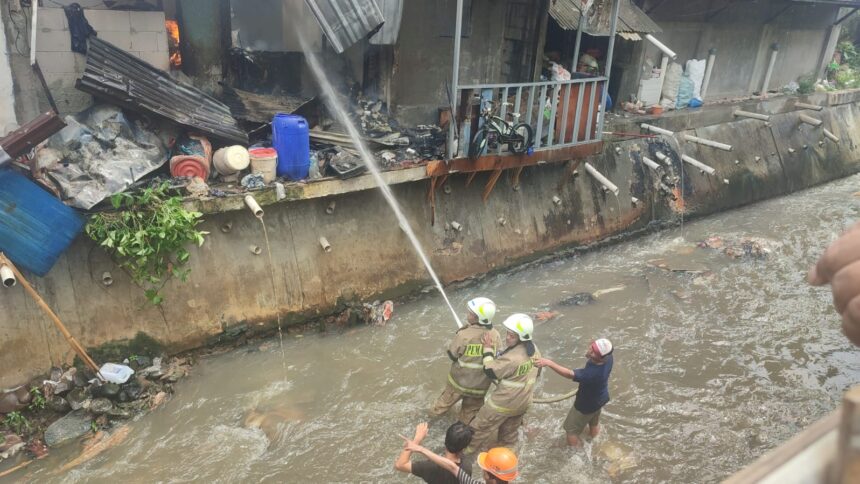 Sejumlah petugas Damkar berupaya memadamkan api yang melumat puluhan rumah semi permanen di RT 05/RW 01, Kelurahan Rawa Bunga, Kecamatan Jatinegara, Jakarta Timur, Minggu (24/11/2024) sekitar pukul 10.00 WIB. Foto: Ist