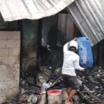 Petugas Damkar dan warga memadamkan puluhan rumah yang terbakar di RT 05/RW 01, Kelurahan Rawa Bunga, Kecamatan Jatinegara, Jakarta Timur, pada Minggu (24/11/2024) sekitar pukul 10.00 WIB. Foto: Ist