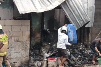 Petugas Damkar dan warga memadamkan puluhan rumah yang terbakar di RT 05/RW 01, Kelurahan Rawa Bunga, Kecamatan Jatinegara, Jakarta Timur, pada Minggu (24/11/2024) sekitar pukul 10.00 WIB. Foto: Ist