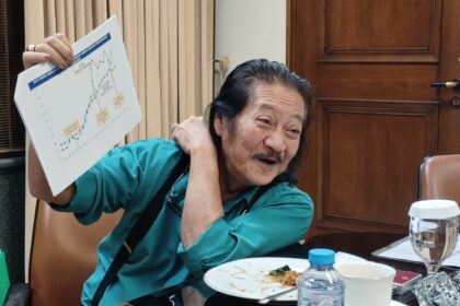 Kepala Divisi Bogasari, Franciscus Welirang, mengajak seluruh lapisan masyarakat menonton wayang kulit di lapangan parkir barat pabrik Bogasari, Tanjung Priok, Jakarta Utara, Jumat (29/11) sampai Sabtu (30/12/2024) subuh. Foto: Joesvicar Iqbal/ipol.id