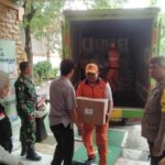 Dalam pengawalan aparat polisi, Komisi Pemilihan Umum Jakarta Timur mendistribusikan logistik Pilkada 2024 dari gudang tingkat kecamatan ke Tempat Pemungutan Suara (TPS), Selasa (26/11/2024) siang. Foto: Ist