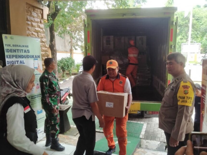 Dalam pengawalan aparat polisi, Komisi Pemilihan Umum Jakarta Timur mendistribusikan logistik Pilkada 2024 dari gudang tingkat kecamatan ke Tempat Pemungutan Suara (TPS), Selasa (26/11/2024) siang. Foto: Ist