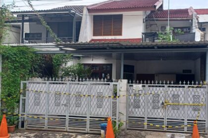 Tempat kejadian perkara pembunuhan keluarga di Perumahan Taman Bona Indah, Blok B6 No. 12, Kelurahan Lebak Bulus, Kecamatan Cilandak, Jakarta Selatan, Sabtu (30/11/2024). Foto: Joesvicar Iqbal/ipol.id