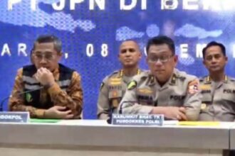 Kepala Rumah Sakit (Karumkit) Polri Kramat Jati, Brigjen Prima Heru Yulihartono (kanan) didampingi Karodokpol Pusdokkes Polri, Brigjen Nyoman Eddy (kiri) dan jajaran dalam konfrensi pers identifikasi empat jenazah korban kebakaran Tanjung Priok di RS Polri Jakarta Timur, Jumat (8/11/2024). Foto: Joesvicar Iqbal/ipol.id