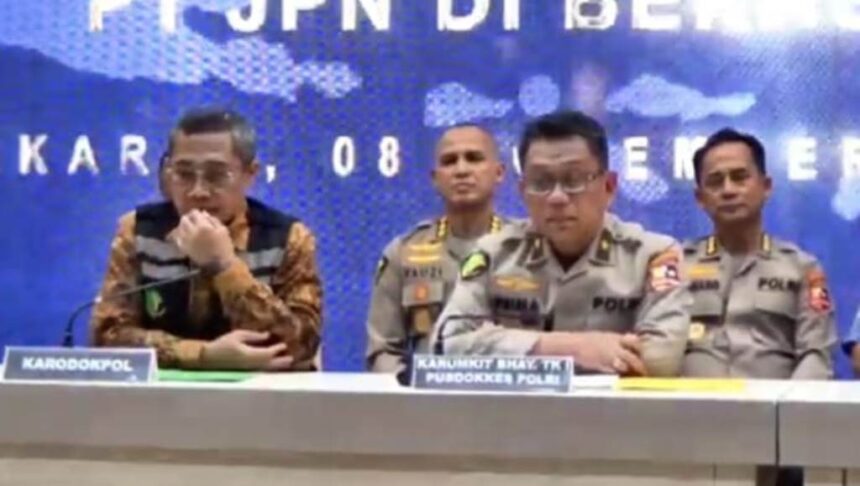 Kepala Rumah Sakit (Karumkit) Polri Kramat Jati, Brigjen Prima Heru Yulihartono (kanan) didampingi Karodokpol Pusdokkes Polri, Brigjen Nyoman Eddy (kiri) dan jajaran dalam konfrensi pers identifikasi empat jenazah korban kebakaran Tanjung Priok di RS Polri Jakarta Timur, Jumat (8/11/2024). Foto: Joesvicar Iqbal/ipol.id