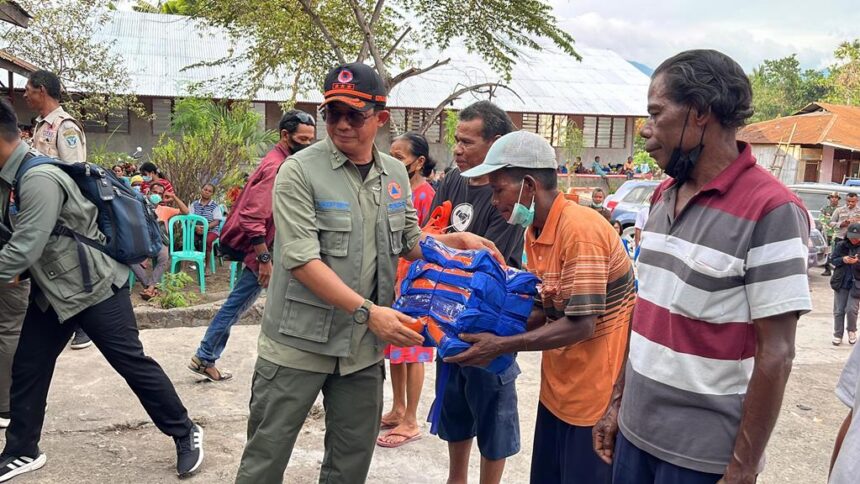 Kepala Badan Nasional Penanggulangan Bencana (BNPB) Letjen TNI Suharyanto dan jajaran menyalurkan bantuan pada warga terdampak bencana di lokasi pengungsian pascaerupsi Gunung Lewotobi Laki-Laki di Kabupaten Flores Timur, Nusa Tenggara Timur, Selasa (5/11/2024) siang waktu setempat. Foto: Ist