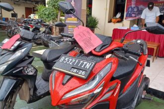 Barang bukti dua unit sepeda motor diamankan Mapolsek Duren Sawit, Jakarta Timur, Rabu (6/11/2024). Foto: Joesvicar Iqbal/ipol.id