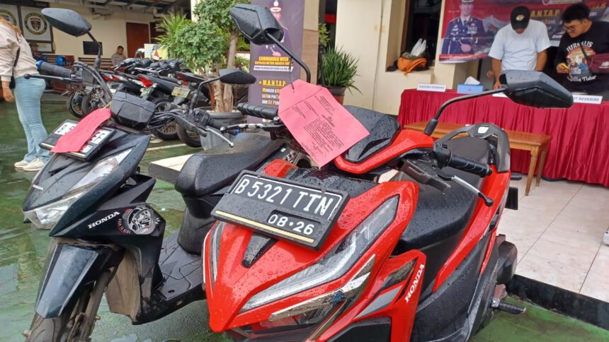 Barang bukti dua unit sepeda motor diamankan Mapolsek Duren Sawit, Jakarta Timur, Rabu (6/11/2024). Foto: Joesvicar Iqbal/ipol.id