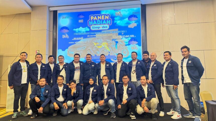 Branch Office Head BRI Tanah Abang, Totok Siswanto (tengah) didampingi Nyoman Fanny Swarandana, Manager Bisnis Mikro dan Yuli Hartanto, Kepala Unit BRI Gedong Panjang serta kepala unit BRI lainnya dalam acara Panen Hadiah Simpedes di kawasan Gajah Mada, Jakarta Pusat, Sabtu (23/11/2024). Foto: Joesvicar Iqbal/ipol.id