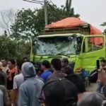 Warga Tangerang merusak truk penyebab kecelakaan. Foto: IG, @tangerangkabarku