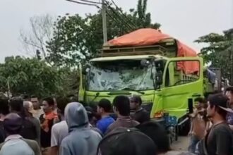 Warga Tangerang merusak truk penyebab kecelakaan. Foto: IG, @tangerangkabarku