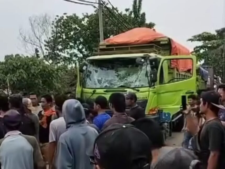 Warga Tangerang merusak truk penyebab kecelakaan. Foto: IG, @tangerangkabarku