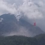 Gunungapi Lewotobi Laki-Laki sebelumnya sempat mengalami erupsi ditandai adanya letusan abu vulkanik setinggi 1.000-1.500 meter dari kawah puncak pada Sabtu (23/12/2023). Sumber foto: Dok BPBD Kabupaten Flores Timur