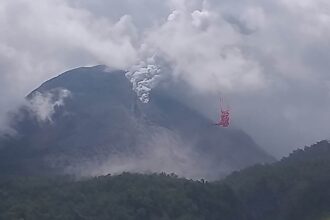 Gunungapi Lewotobi Laki-Laki sebelumnya sempat mengalami erupsi ditandai adanya letusan abu vulkanik setinggi 1.000-1.500 meter dari kawah puncak pada Sabtu (23/12/2023). Sumber foto: Dok BPBD Kabupaten Flores Timur