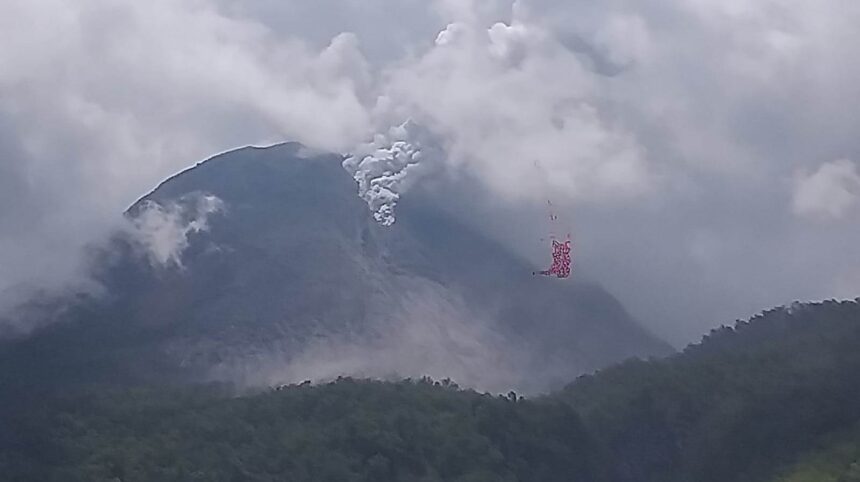 Gunungapi Lewotobi Laki-Laki sebelumnya sempat mengalami erupsi ditandai adanya letusan abu vulkanik setinggi 1.000-1.500 meter dari kawah puncak pada Sabtu (23/12/2023). Sumber foto: Dok BPBD Kabupaten Flores Timur