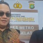 Farhat Abbas melaporkan Denny Sumargo ke Polisi: Foto: IG, @medsoszone