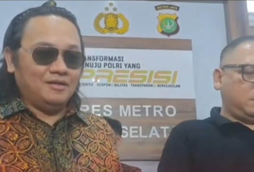 Farhat Abbas melaporkan Denny Sumargo ke Polisi: Foto: IG, @medsoszone