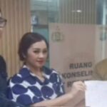 Kompol Bambang Surya Wiharga (kanan) saat membuat surat damai dengan sopir taksi online usai insiden pemukulan. Foto: Instagram @mygigsmedia