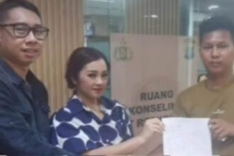 Kompol Bambang Surya Wiharga (kanan) saat membuat surat damai dengan sopir taksi online usai insiden pemukulan. Foto: Instagram @mygigsmedia