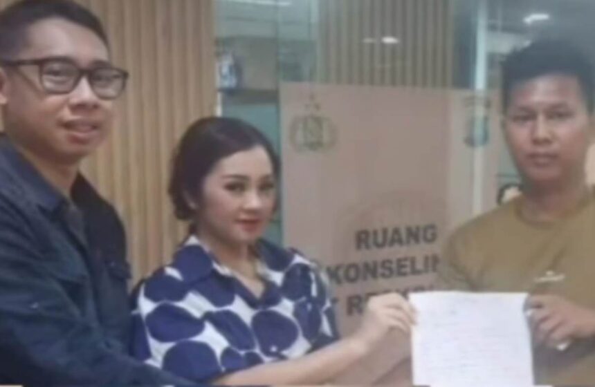 Kompol Bambang Surya Wiharga (kanan) saat membuat surat damai dengan sopir taksi online usai insiden pemukulan. Foto: Instagram @mygigsmedia