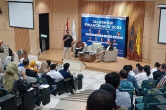 Group CEO Baba Rafi Enterprise, Hendy Setiono saat memberikan pemaparan dalam Talkshow Financehack 2024 digelar Badan Pengurus Cabang Himpunan Pengusaha Muda Indonesia (BPC HIPMI) Kota Depok di Auditorium Fakultas Ekonomi dan Bisnis Universitas Indonesia (FEB UI) Kota Depok, Jawa Barat, Kamis (7/11/2024). Foto: Joesvicar Iqbal/ipol.id