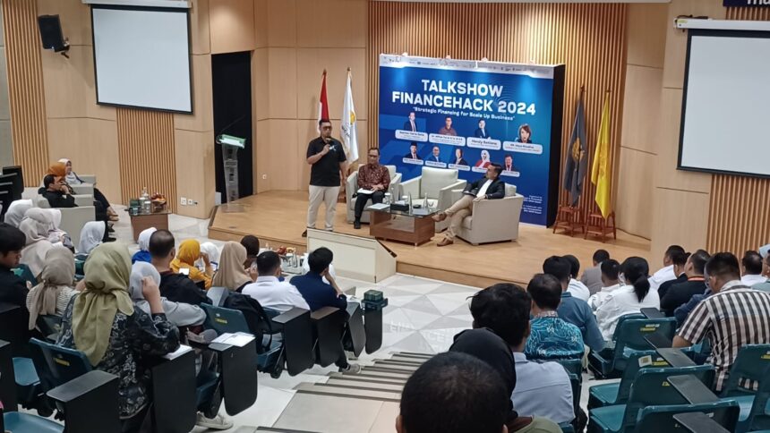 Group CEO Baba Rafi Enterprise, Hendy Setiono saat memberikan pemaparan dalam Talkshow Financehack 2024 digelar Badan Pengurus Cabang Himpunan Pengusaha Muda Indonesia (BPC HIPMI) Kota Depok di Auditorium Fakultas Ekonomi dan Bisnis Universitas Indonesia (FEB UI) Kota Depok, Jawa Barat, Kamis (7/11/2024). Foto: Joesvicar Iqbal/ipol.id