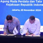 Jaksa Agung Muda Perdata dan Tata Usaha Negara (JAM Datun) R Narendra Jatna (kanan) melaksanakan penandatanganan Perjanjian Kerja Sama dengan PT Mineral Industri Indonesia (Persero) atau MIND ID pada Senin (25/11/2204) di Jakarta. Foto: Puspenkum Kejaksaan Agung