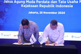 Jaksa Agung Muda Perdata dan Tata Usaha Negara (JAM Datun) R Narendra Jatna (kanan) melaksanakan penandatanganan Perjanjian Kerja Sama dengan PT Mineral Industri Indonesia (Persero) atau MIND ID pada Senin (25/11/2204) di Jakarta. Foto: Puspenkum Kejaksaan Agung