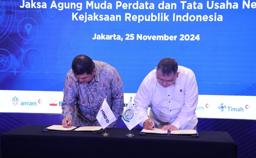 Jaksa Agung Muda Perdata dan Tata Usaha Negara (JAM Datun) R Narendra Jatna (kanan) melaksanakan penandatanganan Perjanjian Kerja Sama dengan PT Mineral Industri Indonesia (Persero) atau MIND ID pada Senin (25/11/2204) di Jakarta. Foto: Puspenkum Kejaksaan Agung