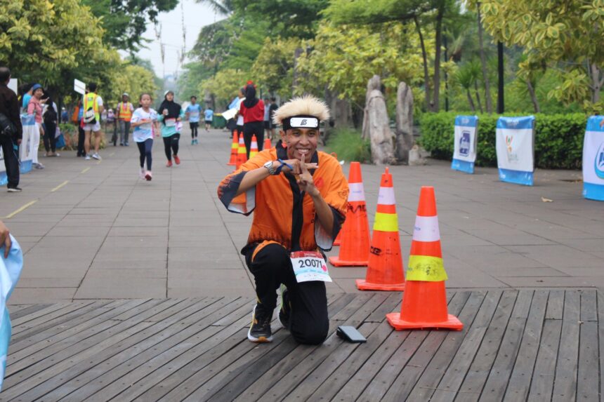 Peserta lari antusias memeriahkan event Isekai Run di Ancol Jakarta dengan mengenakan kostum cosplay Naruto. Foto: Ist