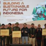 Penyerahan apresiasi kepada pemenang kompetisi Innovillage tahun 2023 oleh Senior General Manager Social Responsibility Telkom, Hery Susanto (tengah) beberapa waktu yang lalu. Foto: Telkom Indonesia