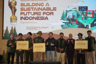 Penyerahan apresiasi kepada pemenang kompetisi Innovillage tahun 2023 oleh Senior General Manager Social Responsibility Telkom, Hery Susanto (tengah) beberapa waktu yang lalu. Foto: Telkom Indonesia