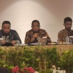 Kuasa Hukum Firli Bahuri, Ian Iskandar (tengah) dan tim saat menggelar konferensi pers terkait meminta kasus kliennya untuk penghentian penyidikan atau SP3, Kamis (28/11/2024). Foto: Ist