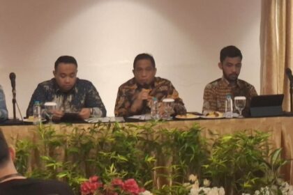 Kuasa Hukum Firli Bahuri, Ian Iskandar (tengah) dan tim saat menggelar konferensi pers terkait meminta kasus kliennya untuk penghentian penyidikan atau SP3, Kamis (28/11/2024). Foto: Ist