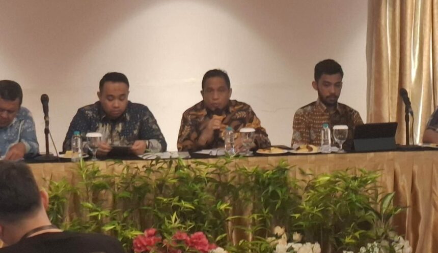 Kuasa Hukum Firli Bahuri, Ian Iskandar (tengah) dan tim saat menggelar konferensi pers terkait meminta kasus kliennya untuk penghentian penyidikan atau SP3, Kamis (28/11/2024). Foto: Ist