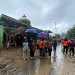 Deputi Bidang Rehabilitasi dan Rekonstruksi Jarwansyah didampingi Bupati Kabupaten Karo meninjau lokasi longsor di Desa Semangat Gunung, Kecamatan Merdeka, Kabupaten Karo, Sumatera Utara, Kamis (28/11/2024). Foto: BNPB