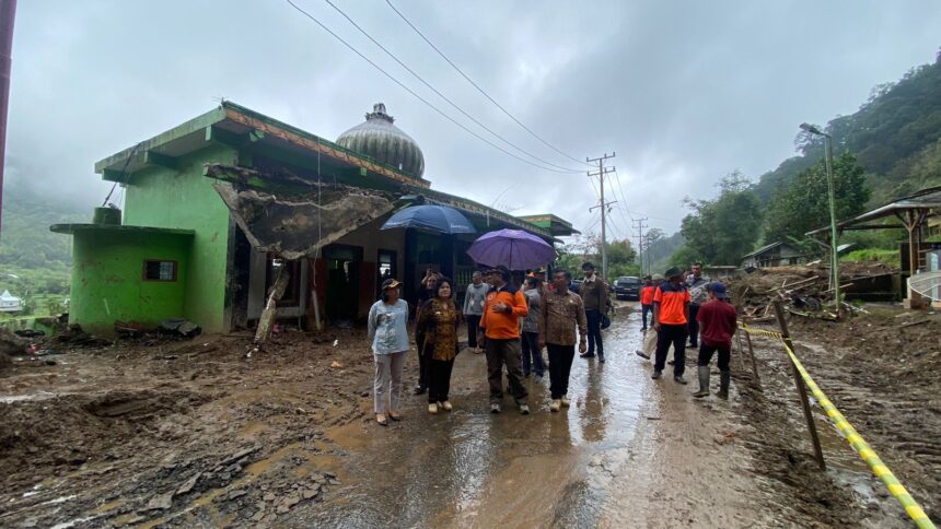 Deputi Bidang Rehabilitasi dan Rekonstruksi Jarwansyah didampingi Bupati Kabupaten Karo meninjau lokasi longsor di Desa Semangat Gunung, Kecamatan Merdeka, Kabupaten Karo, Sumatera Utara, Kamis (28/11/2024). Foto: BNPB